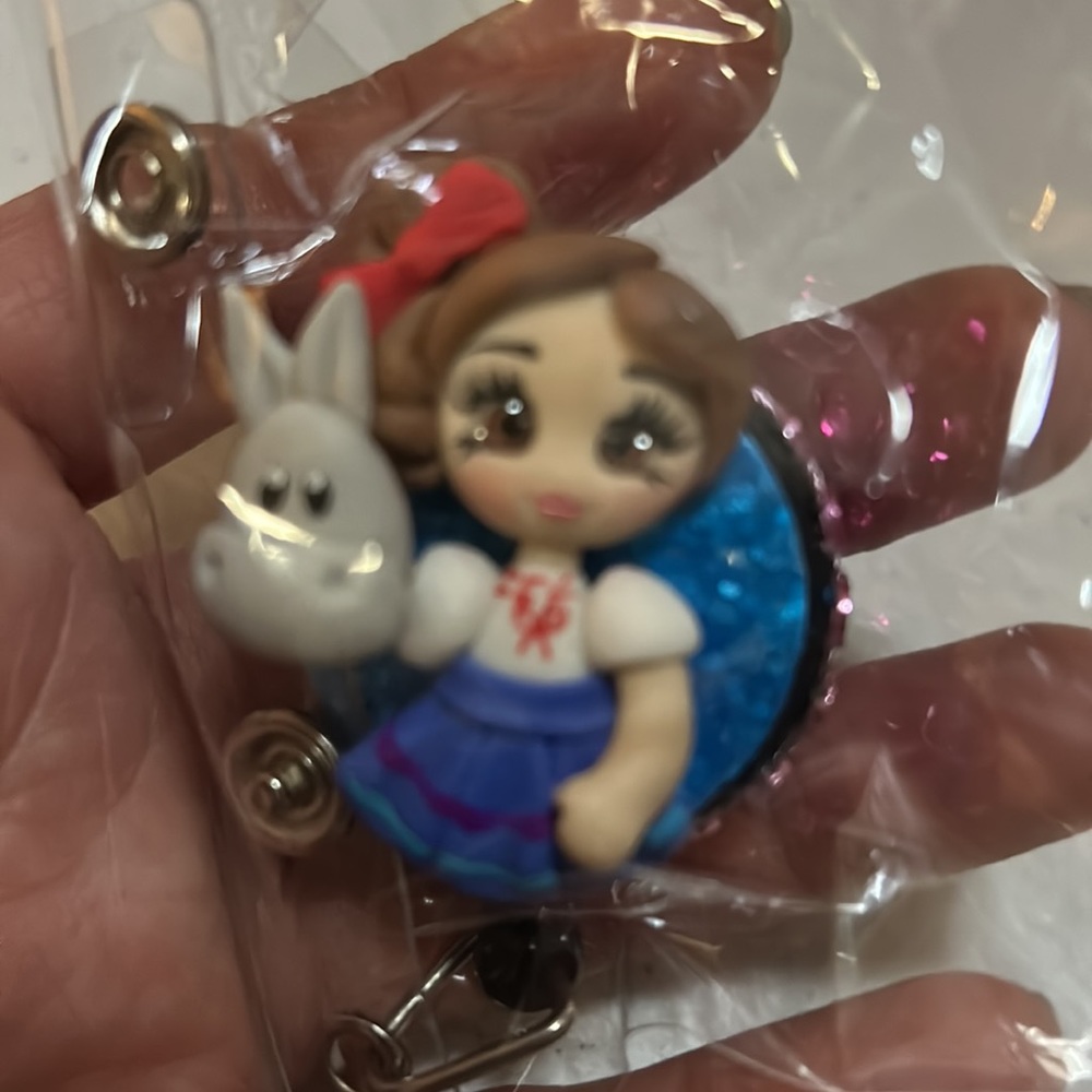 DISNEY - Encanto Luisa Badge Reel - Handmade - Picture 3 of 3